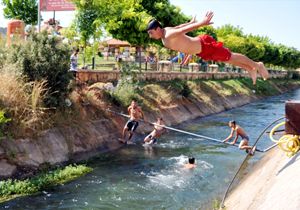 Sulama kanalı çocukların Aquaparkı