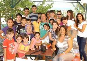 Ünlü sanatçı Antalya’da kreş gezdi çocuklara seslendi
