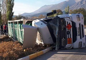 CNG tüpü yüklü TIR devrildi