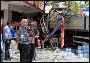 Otomobille çarpişan tır markete girdi: 3 yaralı