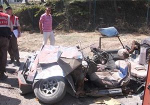 Tır’daki konteynır üstü açık otomobile düştü