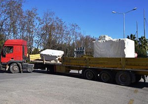 Lastiği patlayan TIR yolu kapattı