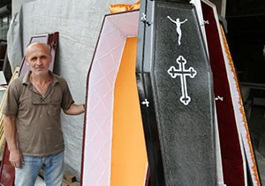 Dünyanın dört bir yanına tabut gönderiyor