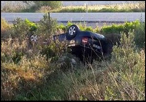 Sürücünün köpeğe çarpmamak için manevra yaptığı otomobil takla attı