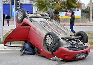 Takla atan araçtan sağ çıktılar