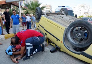 Takla atan araçtan sıyrıklarla kurtuldu