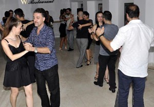 Tango tutkunları yardım gecesinde buluştu