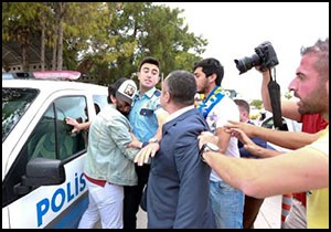 Fenerbahçeliler, atkı açan Galatasaray taraftarını darp etti