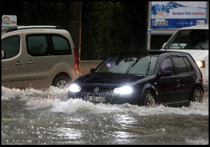 Antalya'da sağanak trafiği vurdu