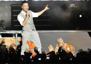 Tarkan Antalya’da seyirciye kızdı