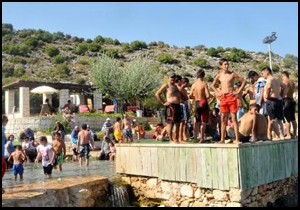 Sıcaktan bunalan taş havuzlarda serinliyor