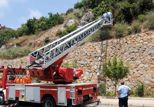 Mahsur kalan tatilciyi İtfaiyeciler kurtardı