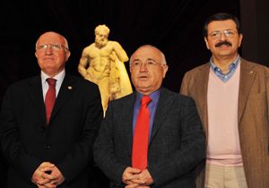 Cemil Çiçek'e Antalya'da protesto
