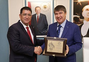 Esnaftan Türel'e teşekkür plaketi
