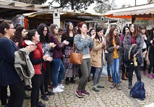 Öğrencilerden tefli, şarkılı kutlama