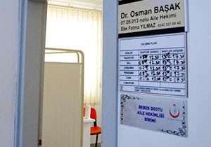 Doktoru tehdit edip kapısını kırdılar