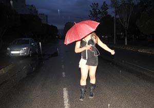 Alkolü kaçırınca yol ortasında dans etti