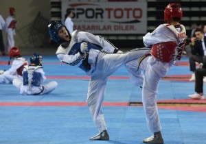 Genç tekvandocular altın madalya için tatamiye çıktılar