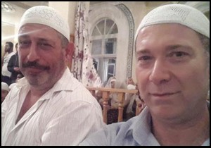 Cem Yılmaz ile Sümer Ezgü'den takkeli selfie