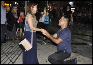 İlginç evlenme teklifi: Anana sor damat lazım mı?