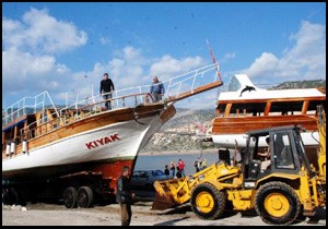 Demre'de tekneler karaya çekiliyor