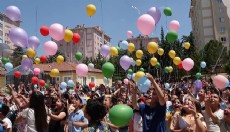 'Çocuklar ölmesin' dileğiyle gökyüzüne balon bıraktılar