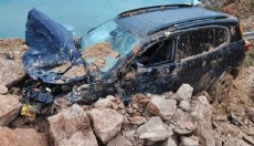 Kaya parçalarının altında kalan cipin sürücüsü yaralandı