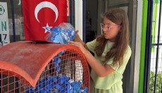 10 yaşındaki Öykü, engellilere destek için 10 bin mavi kapak topladı