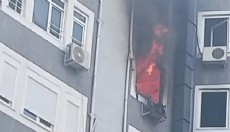 2 daireyi küle çeviren yangında mahsur kalanlar kurtarıldı