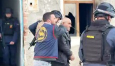 2 evi ateşe verdi, gelen jandarma ekiplerine saatlerce direndi