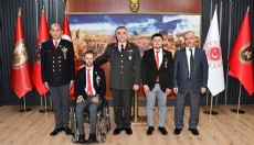 2 gaziye 'malul' rozeti