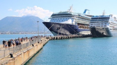 Alanya'ya 2 kruvaziyerle 2 bin 400 turist geldi