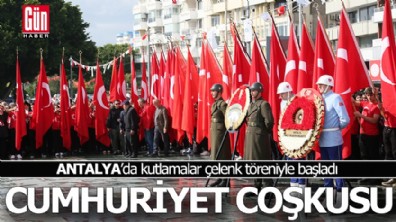 Antalya'da 29 Ekim kutlamaları çelenk töreniyle başladı