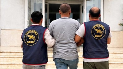Antalya'da aranan 2 hükümlüyü jandarma yakaladı