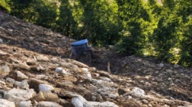 Antalya'da devrilen traktörün sürücüsü yaralandı