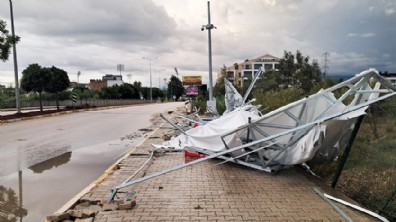 Antalya'da midibüs, demir güvenlik kapısına çarptı