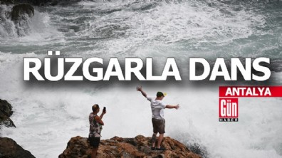 Antalya'da rüzgarla dans