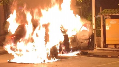 Antalya'da şarjdaki otomobil yandı