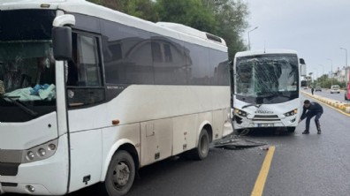 Antalya'da tur midibüsü park halindeki midibüse çarptı