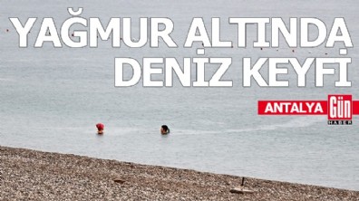 Antalya'da yağmur altında deniz keyfi