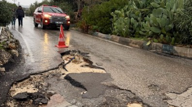 Büyükşehir ekiplerinin yağmur mesaisi gece boyu sürdü