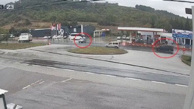 İkiye bölünen otomobilin sürücüsünün öldüğü kaza kamerada