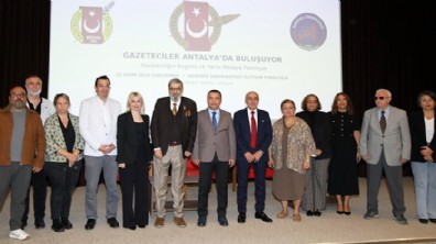 İletişim Fakültesi'nde gazeteciliğin geleceği konuşuldu