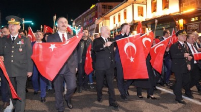 Isparta'da binlerce kişi fener alayında yürüdü