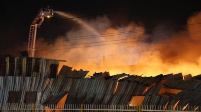İzmir'de depo alev alev yandı