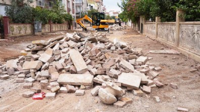 Kepez’de yollarla birlikte kaldırımlar da yenileniyor