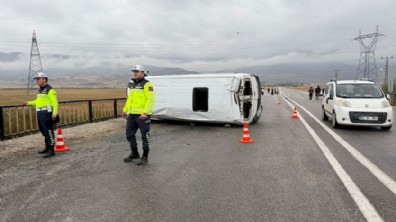 Öğrenci servisi devrildi; 12 yaralı