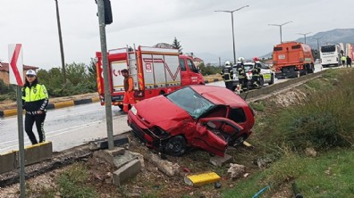Otobüsle çarpışan otomobildeki polis memurları yaralandı