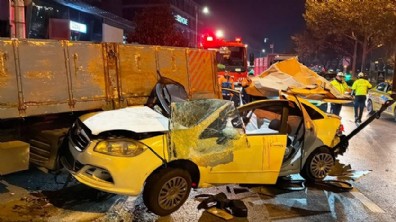 Otomobil, taksiye çarpıp kamyonetin altına girdi: 3 yaralı