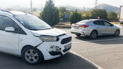 Otomobil ve hafif ticari araç çarpıştı